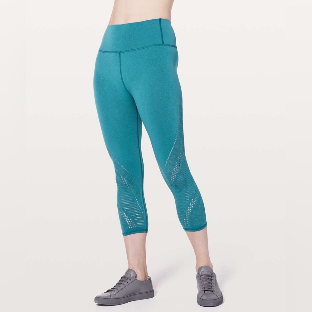 lululemon Women’s Reveal Crop Interconnect in Pacific Teal size 8